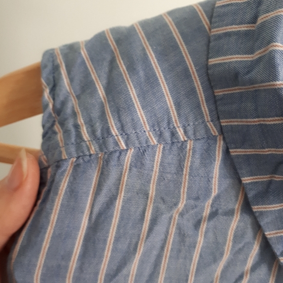 ❤ 3/30$- sleeveless striped crop button down - Picture 2 of 4